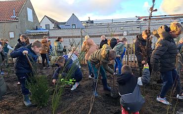 Leerlingen aan de slag met het planten van een Tiny Forest 